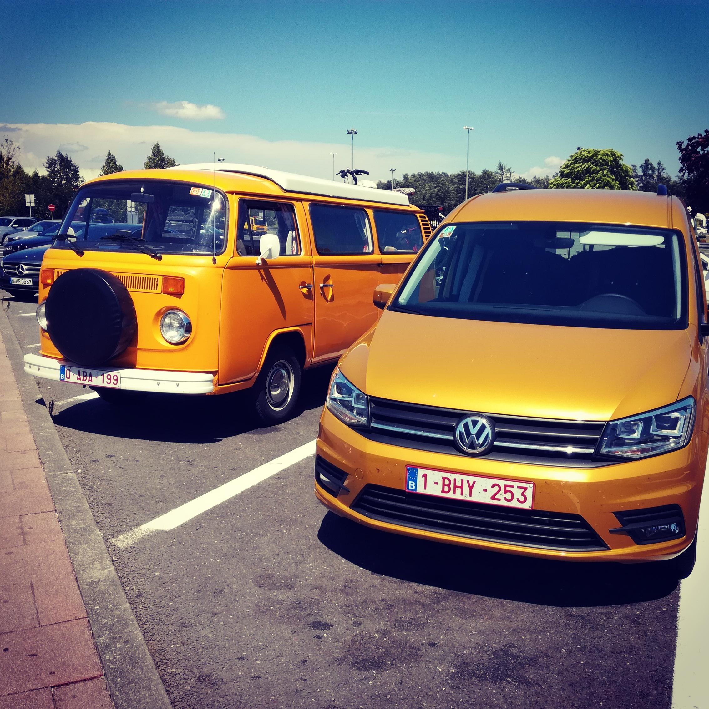 Le combi t2 et la voiture jaune